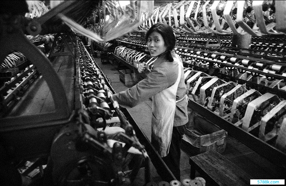 20世纪80年代，上海一家丝绸厂内的纺织女工  视觉中国图