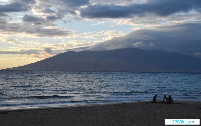 ▲旅客坐在好意思国夏威夷毛伊岛的海滩上。图/新华社